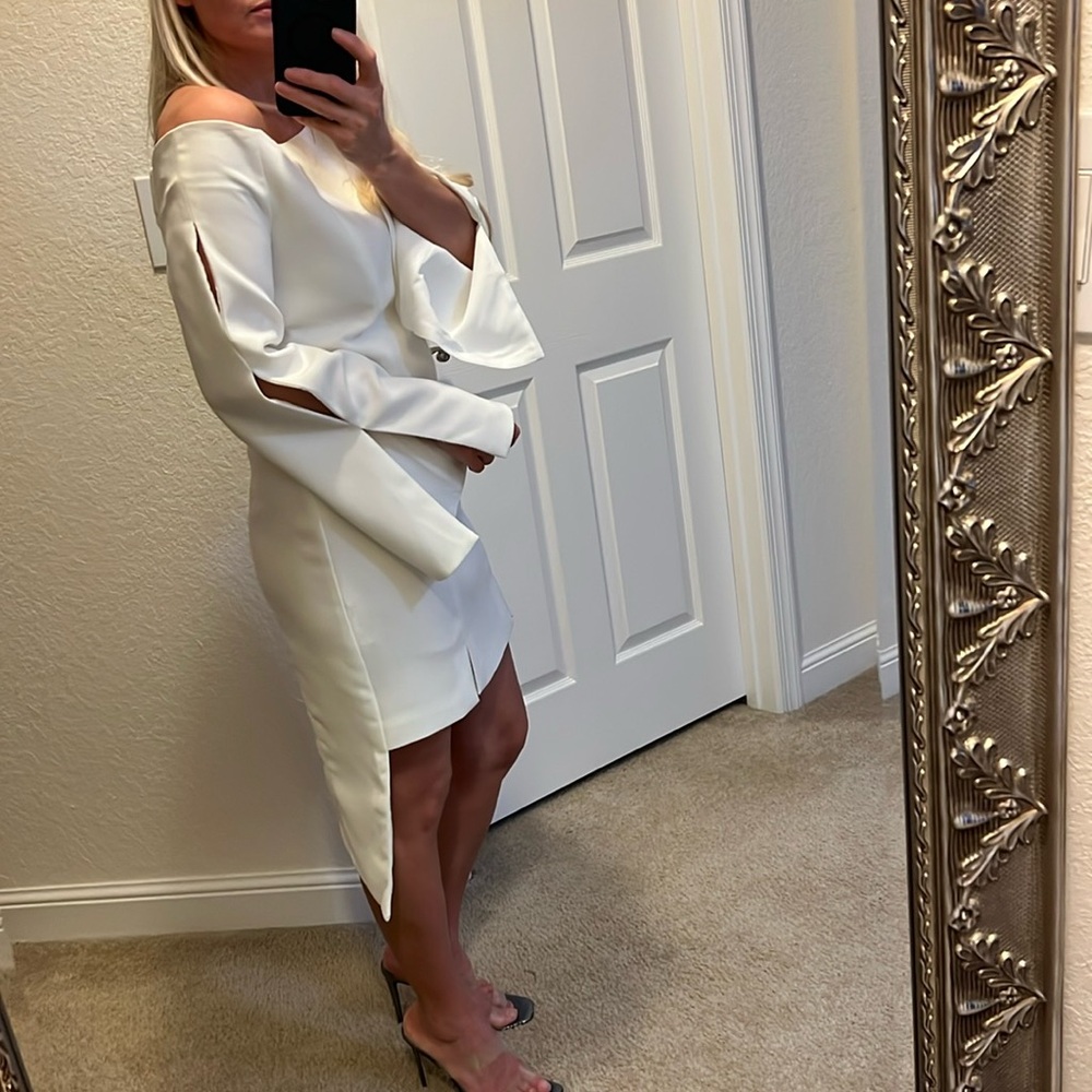 🤍🕊️Elliatt🕊️🤍white dress, asymmetrical body and off the shoulder longsleves.